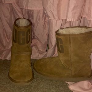 Selling these wms 11 mens 9 ugg Boots